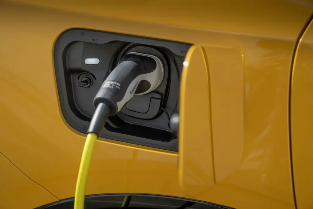 2025_FORD_CAPRI_VividYellow Charging