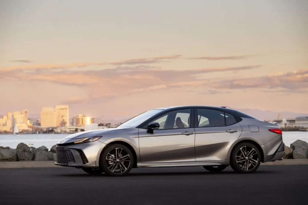 2025_Camry_XSE_AWD_HeavyMetalBlack
