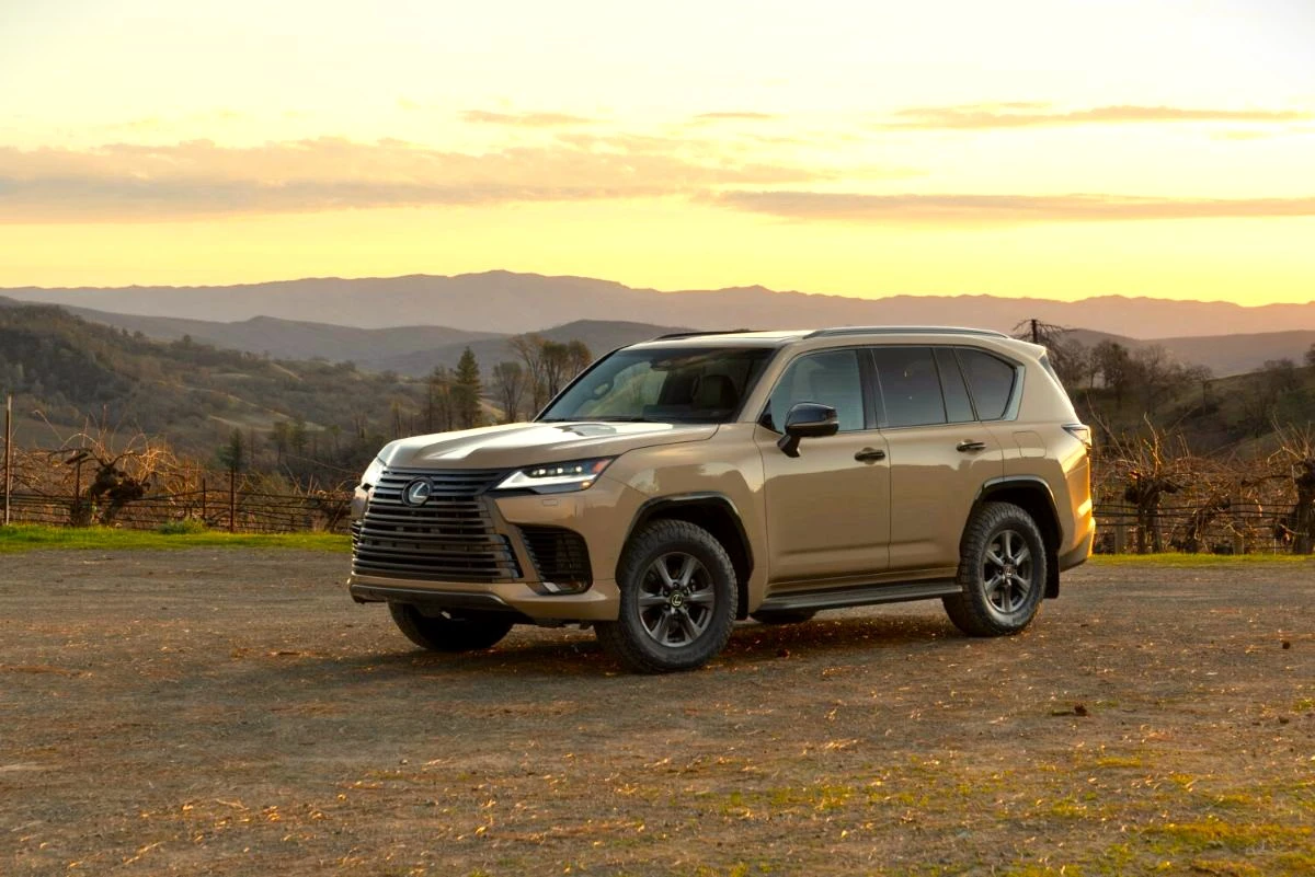 2025_Lexus_LX_700h_Overtrail_Earth