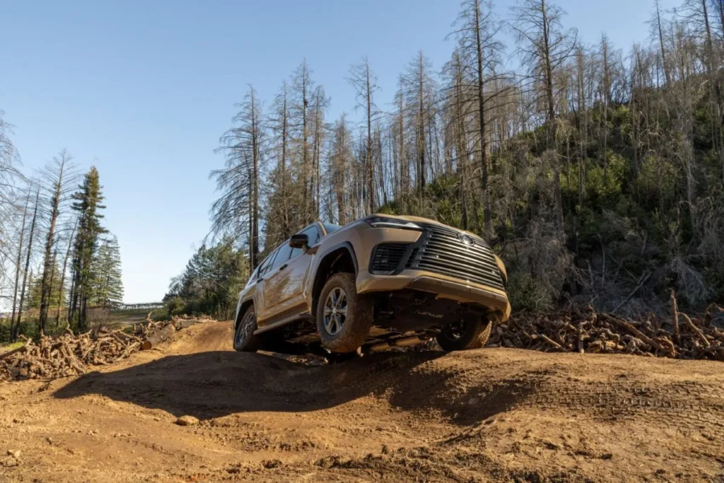 2025_Lexus_LX_700h_Overtrail_Earth_Off_roading